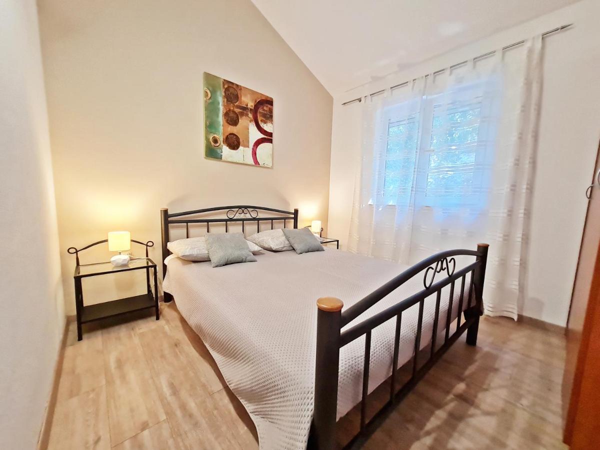Apartment Ivana Borak Omis Bagian luar foto