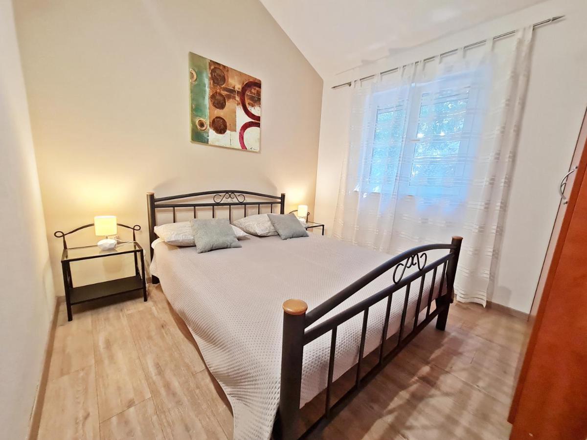 Apartment Ivana Borak Omis Bagian luar foto